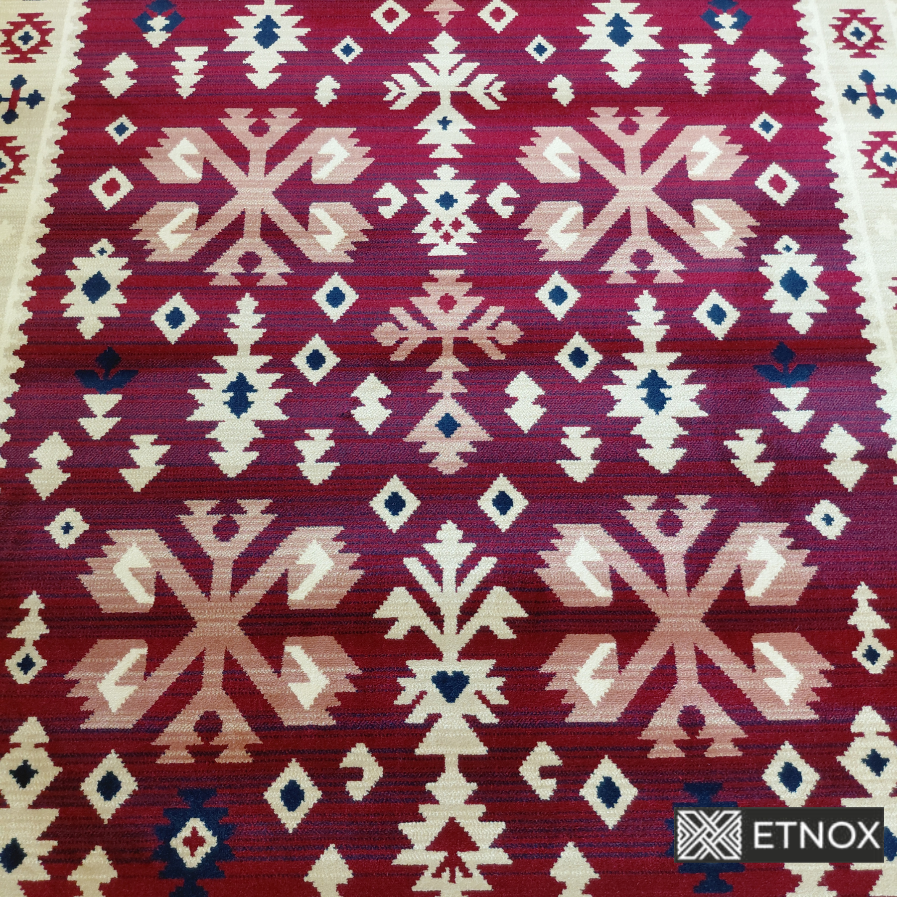 Етно килим Mila с български шевици и етно мотиви в бордо, кремаво и тъмносиньо, с осемлъчеви розети и традиционни фолклорни орнаменти.