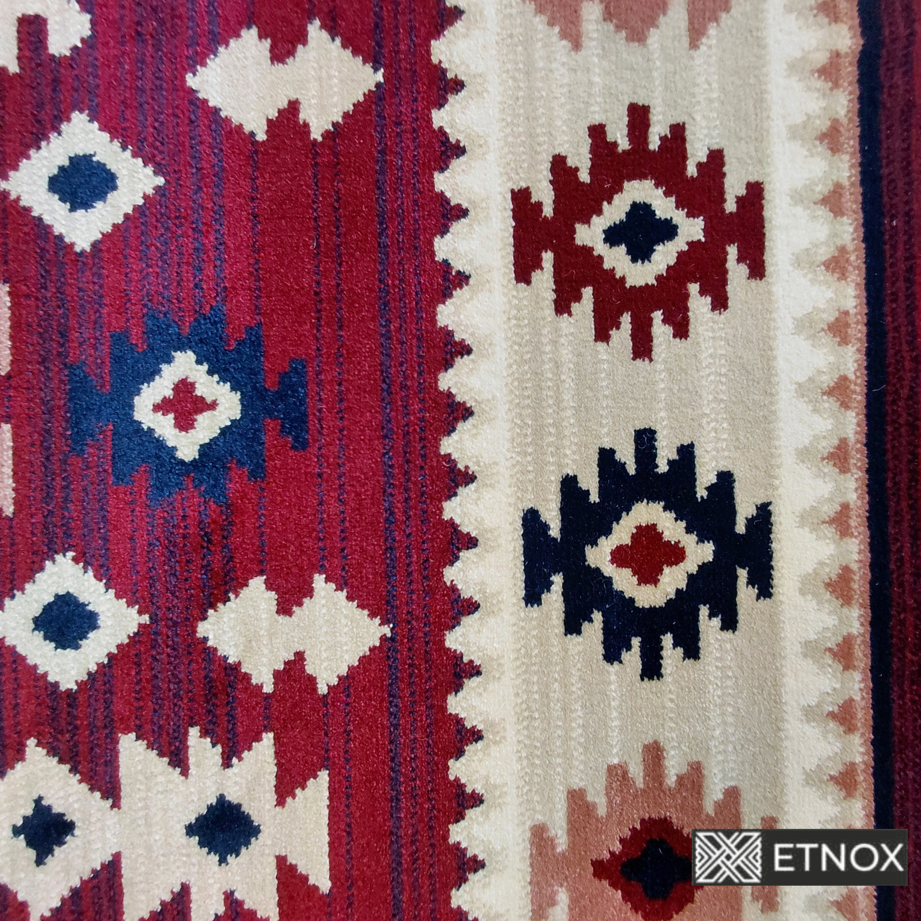 Етно килим Mila с български шевици и етно мотиви в бордо, кремаво и тъмносиньо, с осемлъчеви розети и традиционни фолклорни орнаменти.