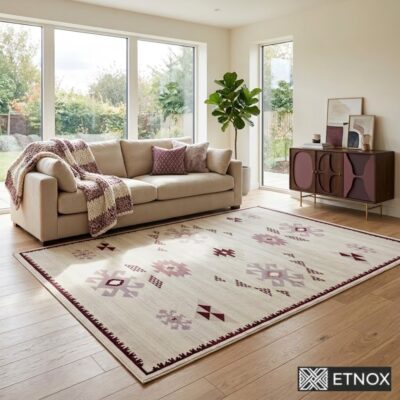 Етно килим Roza 160x230 с етно мотиви и орнаменти, вдъхновени от български шевици, в кремаво, бордо, пепелнорозово и светлосиво – модерен килим за дневна, спалня или трапезария.
