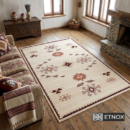 Етно килим Roza 160x230 с етно мотиви и орнаменти, вдъхновени от български шевици, в кремаво, бордо, пепелнорозово и светлосиво – модерен килим за дневна, спалня или трапезария.