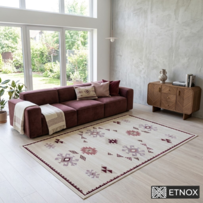 Етно килим Roza 200x290 с етно мотиви и орнаменти, вдъхновени от български шевици, в кремаво, бордо, пепелнорозово и светлосиво – модерен килим за дневна, спалня или трапезария.