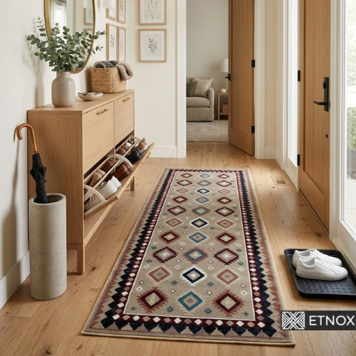 Пътека Raya 80×230 - ETNOX етно килим с български шевици, ромбовидни орнаменти и традиционен фолклорен дизайн в бежово, бордо и синьо.