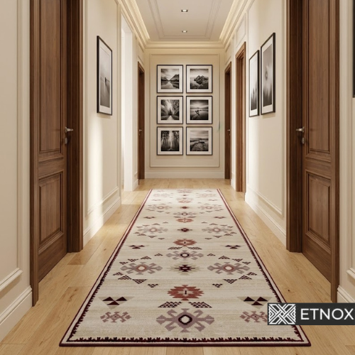 Пътека Roza 80×230 ETNOX етно килим с български шевици, светъл бежов фон и традиционни геометрични фолклорни мотиви в бордо и пепелно розово.